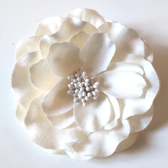 Elegant White Floral Hair Clip Brooch | Double Use Accessory - Picture 3 of 3